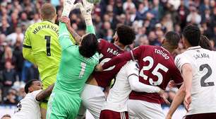 Após polêmica na Premier League, arbitragem inglesa estuda mudanças em puxões na área