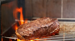 Poucas pessoas sabem, mas esse é o truque secreto dos churrasqueiros para deixar a carne mais suculenta e saborosa
