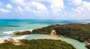 Conheça o destino "secreto" do Nordeste com falésias, rio e mar no mesmo cenário