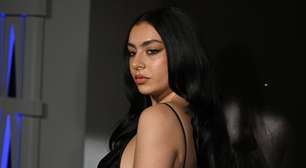 Charli XCX 'não vai explicar' a nova música "Rock Music", mas mostra os bastidores do clipe