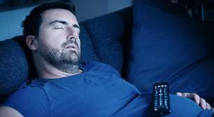 Dormir com a TV ligada faz mal? Hábito pode afetar o cérebro