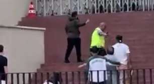Ex-Arsenal é agredido por stalker em shopping na Turquia
