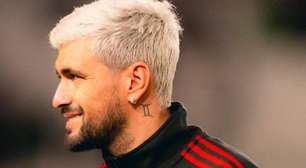 Febre do momento? Arrascaeta vira "figurinha rara" da criançada no álbum da Copa