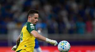 Goleiro do Goiás deixa Mineirão de ambulância, e volante termina partida improvisado no gol