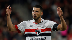 Após protesto no CT, Calleri encara torcida e dispara: "Estamos aqui para vocês xingarem"