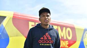 Atacante colombiano detona técnico da seleção após ficar fora da Copa: "Não sabe um c"