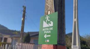 Cidade do RS atingida por enchentes instala placas com QR Code, rotas de fuga e áreas de risco