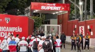 Torcida do São Paulo protesta no CT após eliminação na Copa do Brasil