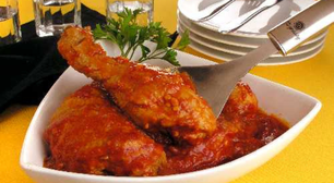 Deixar o frango de molho antes de temperar pode mudar o sabor; veja como