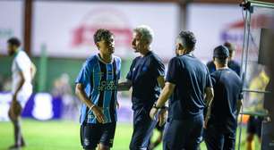 Mudança no meio e novidade entre titulares: o plano de Luís Castro no Grêmio