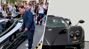 Fernando Alonso está dirigindo nas ruas de Mônaco um carro que precisa de gente empurrando para dar ré