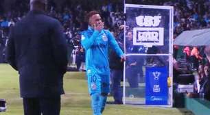 Neymar provoca torcida do Coritiba e é hostilizado ao sair de campo