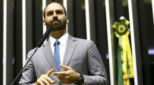 Contrato revela Eduardo como produtor do filme de Bolsonaro e responsável por captar recursos