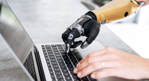 Mão biônica com inteligência artificial oferece maior destreza