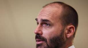 Após negar, Eduardo confirma ter assinado contrato de gestão financeira de filme de Bolsonaro; entenda