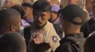 Vídeo! Torcedores do Botafogo protestam no Galeão e clima pesa para Barboza