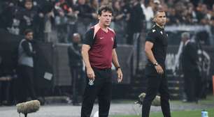 Diniz discute com Gabriel Paulista em vitória do Corinthians: 'Levanta a mão de novo pra você ver'