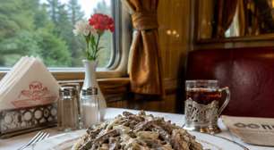 A "Salada do Passageiro" foi esquecida por muitos, mas é um clássico soviético: o prato mais popular nos trens com vagões-restaurante