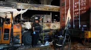 Batida entre ônibus e trem deixa oito mortos na Tailândia