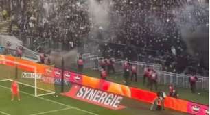 Vândalos do Nantes invadem campo e juiz cancela jogo