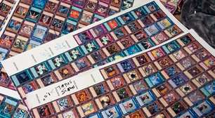 Folhas não cortadas de cartas de Yu-Gi-Oh! são colocadas à venda e geram o caos o vendedor diz que achou os produtos no lixo, mas é acusado de ter roubado