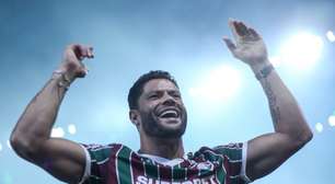 Hulk pisa no gramado do Maracanã e é ovacionado pela torcida do Fluminense