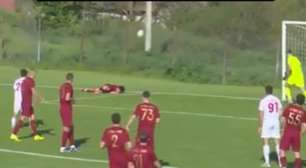 Vídeo: jogador contundido faz um gol contra bizarro no futebol da Moldávia
