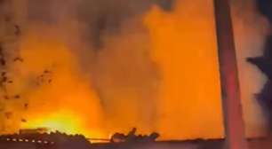 VÍDEO: Incêndio de grandes proporções atinge terreiro na Zona Leste de Porto Alegre