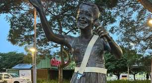Monumentos históricos amanhecem com cintos de segurança e intrigam moradores de Porto Alegre