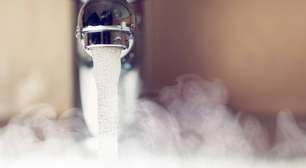 Desentupir com água quente: como a temperatura atua na gordura dos canos e quando o método deixa de ser seguro