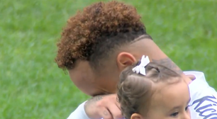 Neymar se emociona durante o hino em última partida antes de convocação para Copa