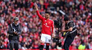 Em despedida, Casemiro vai às lágrimas e agradece à torcida do United: 'A melhor coisa no clube são vocês'