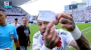 Neymar se revolta após ser substituído por engano em lambança da arbitragem