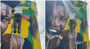 Virginia é apagada de mural em rua decorada para a Copa após término com Vini Jr; assista