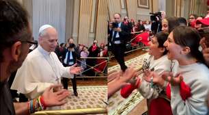 Papa Leão XIV viraliza ao reproduzir gesto da trend 'six seven' para crianças no Vaticano
