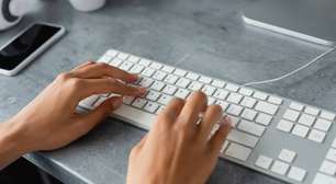 Por que F e J têm relevo? A ciência por trás da digitação sem olhar