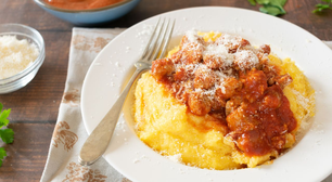 Polenta com molho de linguiça: receita perfeita para dias de chuva