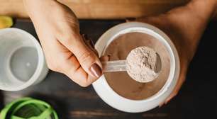 Whey protein caseiro realmente funciona? Entenda se a mistura que bombou nas redes sociais faz efeito