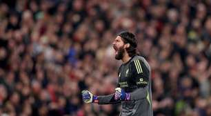 Ancelotti cita questão física de Alisson e escolha dos goleiros: "Privilegiamos a experiência"