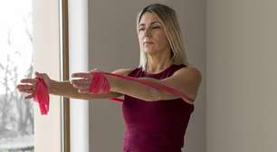 Os exercícios com faixa elástica são perfeitos para pessoas com mais de 60 anos que desejam aumentar a força: Eles aumentam a massa muscular e mantêm a mobilidade