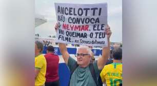 Torcedor pede em cartaz que Ancelotti não convoque Neymar: 'Vai queimar o teu filme'