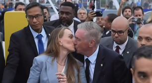 Quem é a esposa de Ancelotti que ganhou beijo antes da convocação dos jogadores