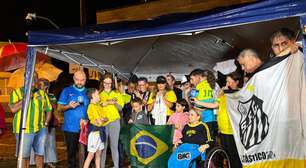 Neymar é convocado e moradores fazem festa em frente ao condomínio do jogador em Santos