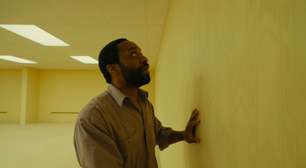 Chiwetel Ejiofor vive homem em colapso psicológico em 'Backrooms: Um Não-Lugar'