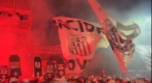 Torcida do Santos faz protesto na Vila Belmiro e chama conselheiros de "omissos"