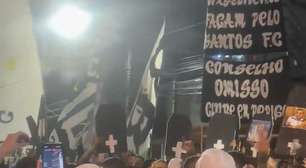 Torcida do Santos faz protesto na Vila Belmiro e chama conselheiros de "omissos"