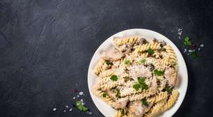 Macarrão com frango e espinafre: receita saudável, rápida e perfeita para a correria do dia a dia