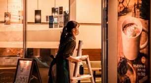 Em um Japão que atravessa uma grave crise de natalidade, uma ideia está ganhando força: cafés noturnos para bebês que choram