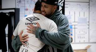 Neymar faz discurso e ganha bolo no Santos após convocação para Copa