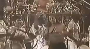 O dia em que o Red Hot Chili Peppers tocou com uma Escola de Samba no Brasil
